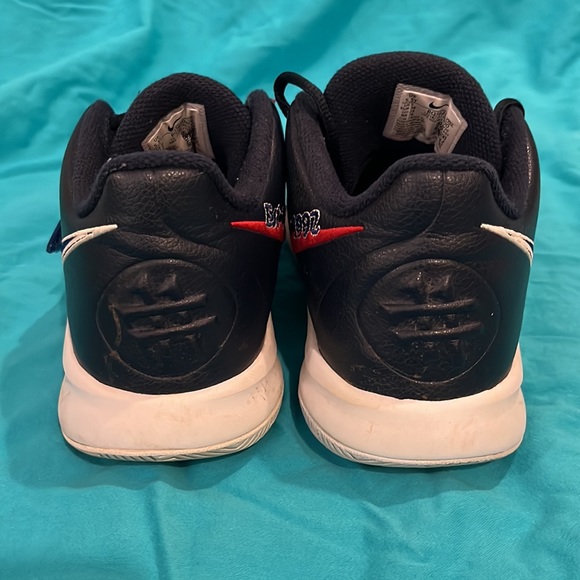 Nike Kyries size 5.5 Big Kids, EUC. - Picture 3 of 5